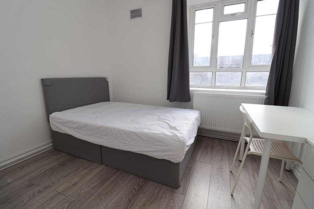 Bright double bedroom close to Wormwood Scrubs - student accommodation in London - img_4