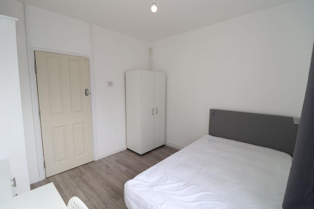 Bright double bedroom close to Wormwood Scrubs - student accommodation in London - img_2