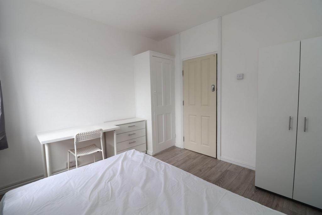 Bright double bedroom close to Wormwood Scrubs - student accommodation in London - img_3