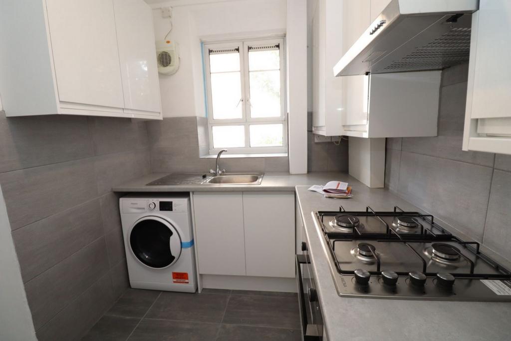 Bright double bedroom close to Wormwood Scrubs - student accommodation in London - img_10