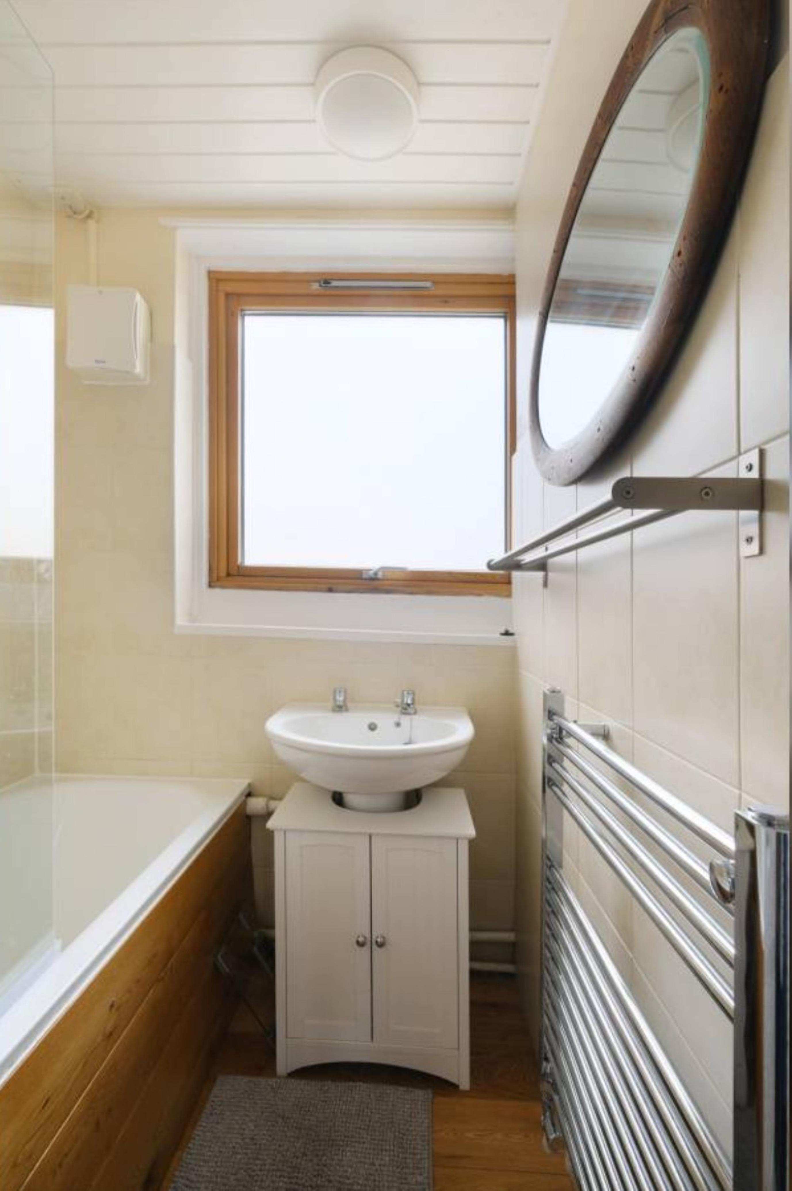Bright double bedroom in Brixton - student accommodation in London - img_1