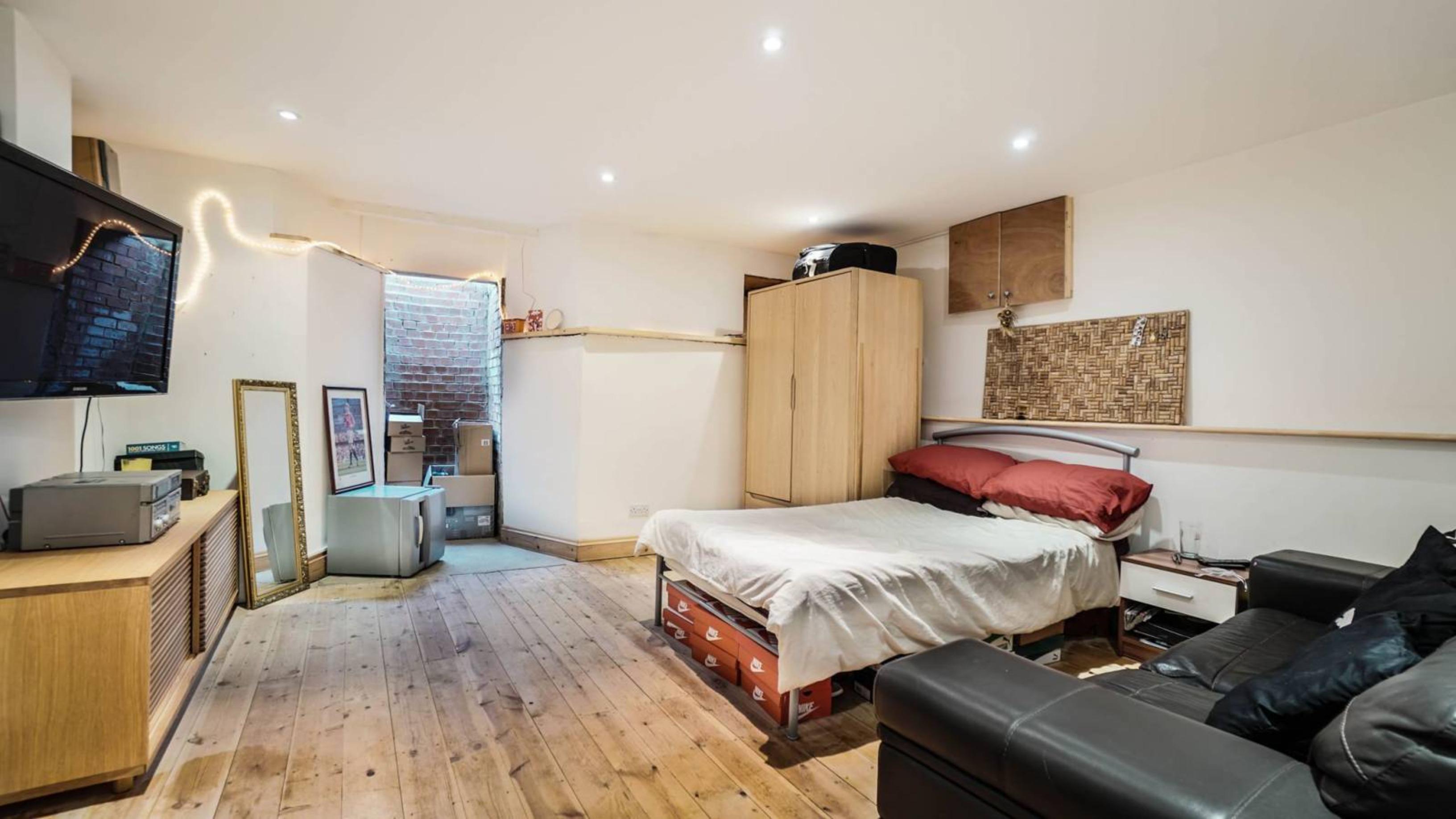 Cosy double bedroom close to London Fields Overground station - student accommodation in London - img_5
