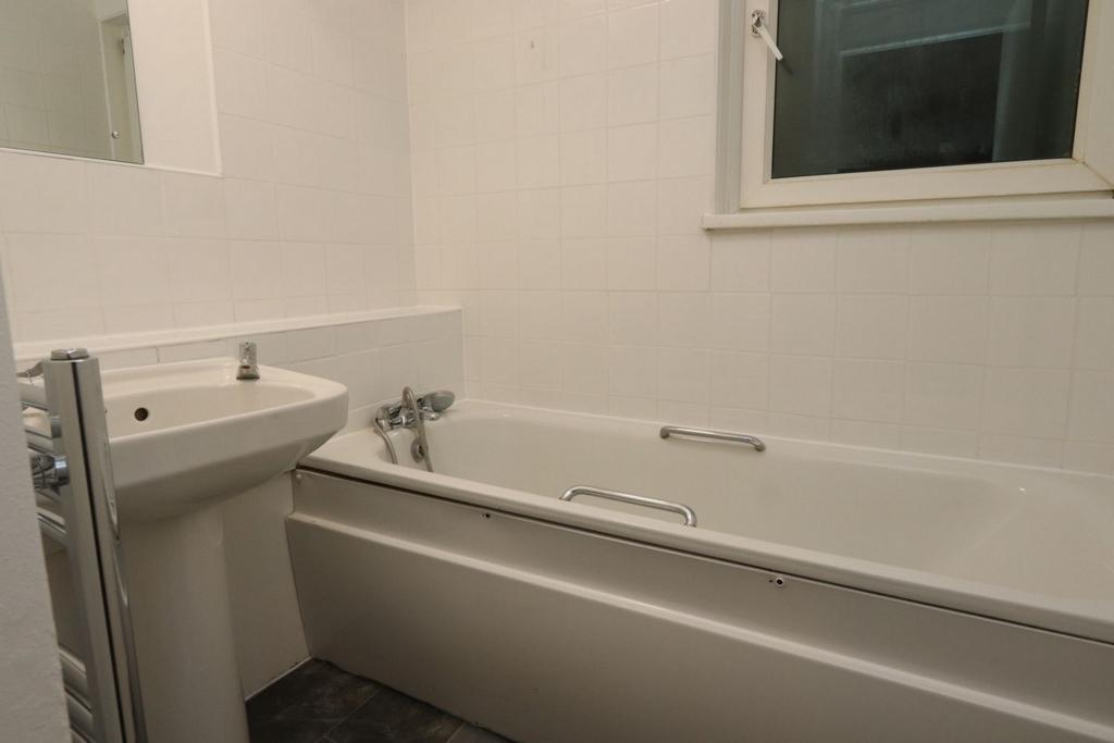 accommodation/uk/cosy-single-bedroom-near-holloway-road-tube-station/bathroom-bathroom-06072023_613883_6.jpg