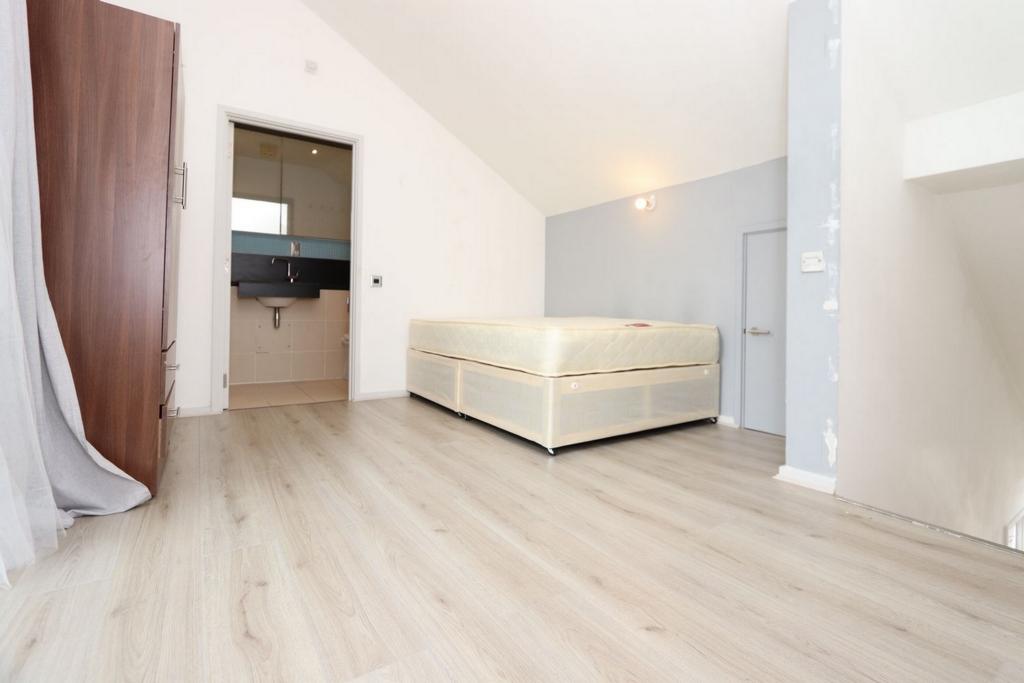 Double bedroom in a 4-bedroom flat, in Greenwich - student accommodation in London - img_18