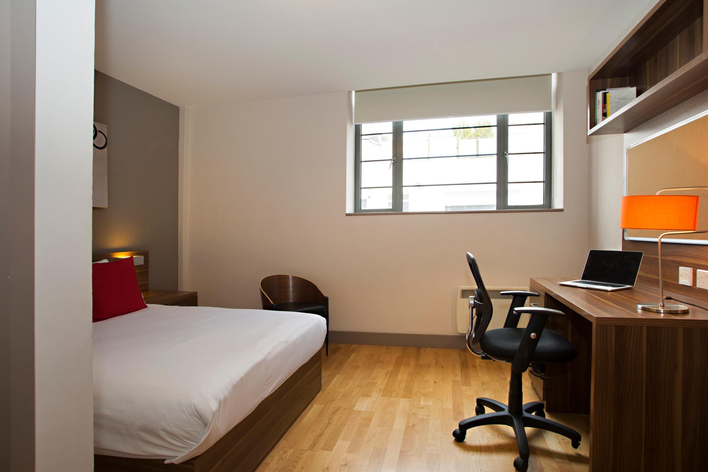 Double ensuite bedroom, in a residence near Regency Square, Brighton - student accommodation in Brighton - img_8