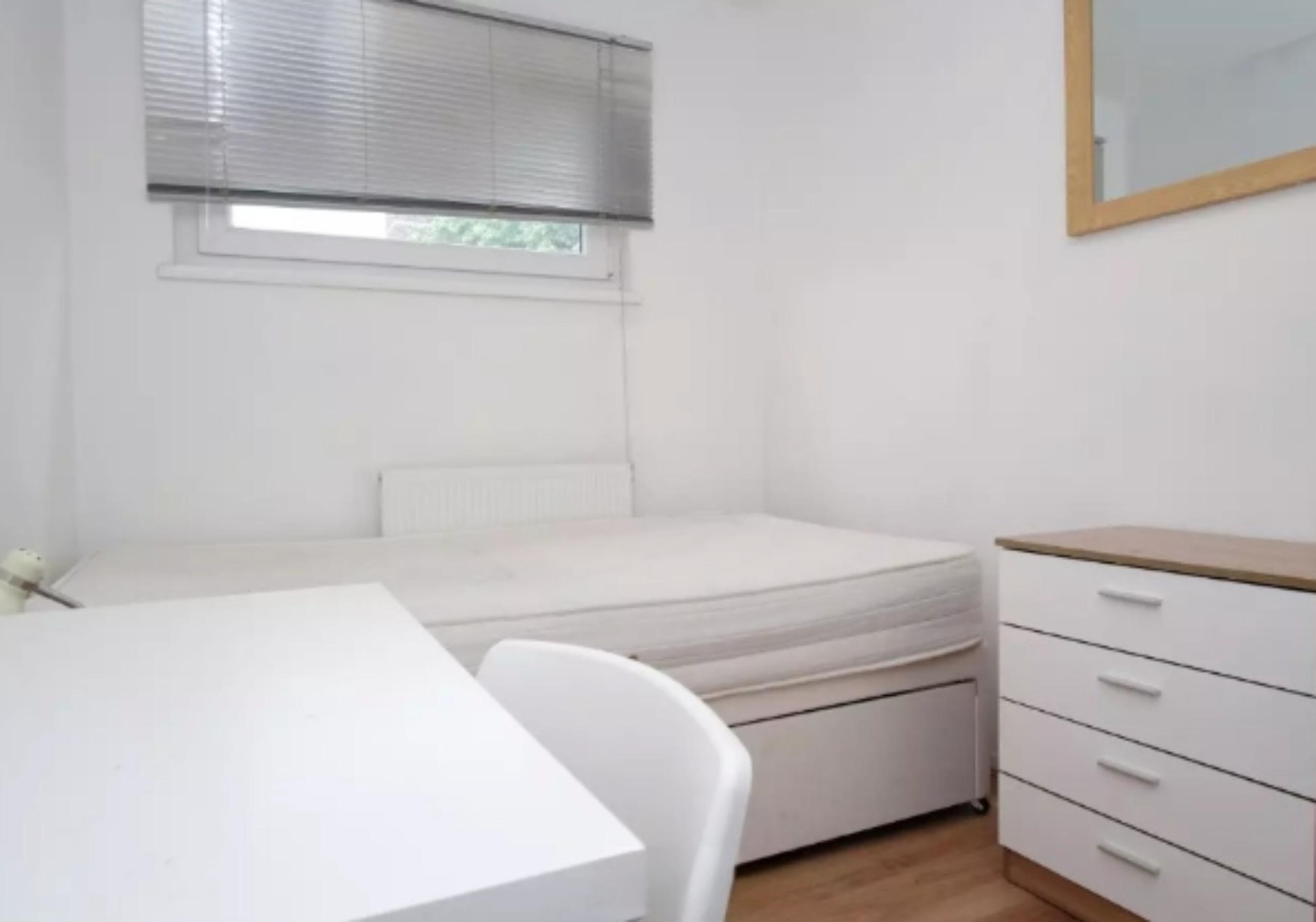 accommodation/uk/homely-double-bedroom-in-shadwell/bedroom-double-bedroom-room-4-19072023_618010_0.jpg