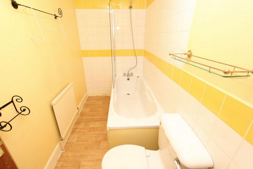accommodation/uk/inviting-double-bedroom-in-bow/bathroom-bathroom-29062023_609797_9.jpg