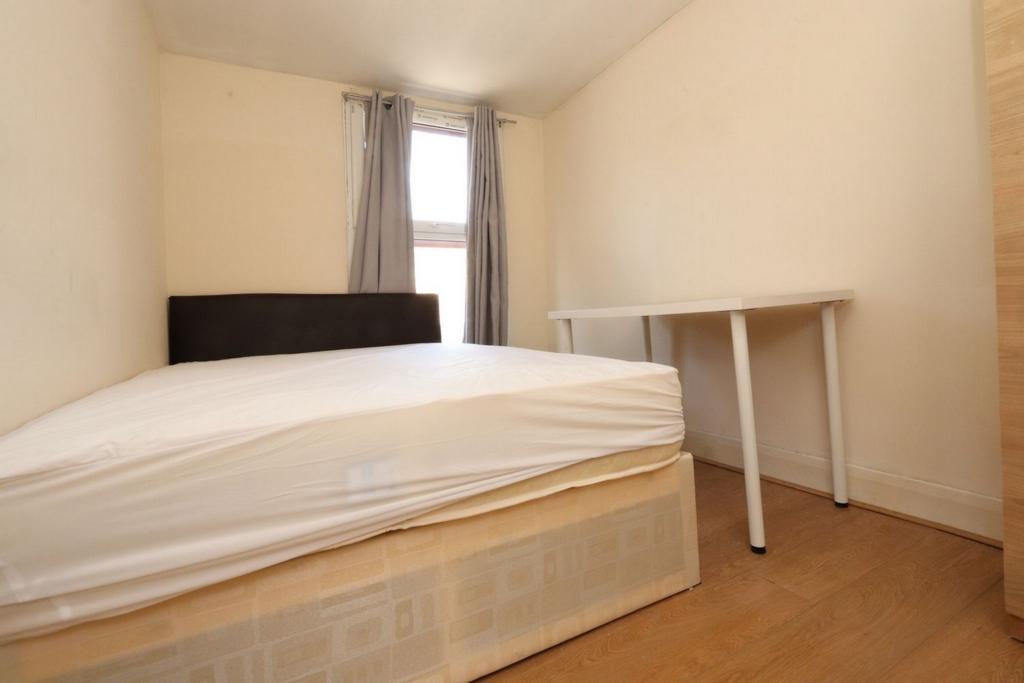 accommodation/uk/inviting-double-bedroom-in-bow/bedroom-double-bedroom-room-5-29062023_609797_0.jpg