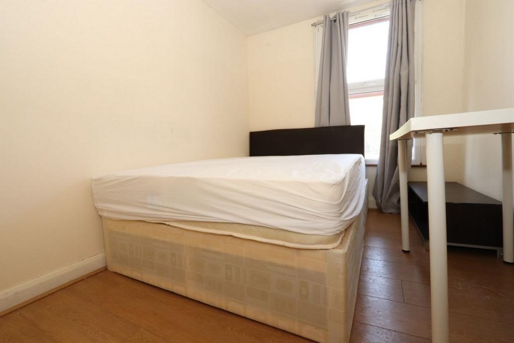 accommodation/uk/inviting-double-bedroom-in-bow/bedroom-double-bedroom-room-5-29062023_609797_1.jpg
