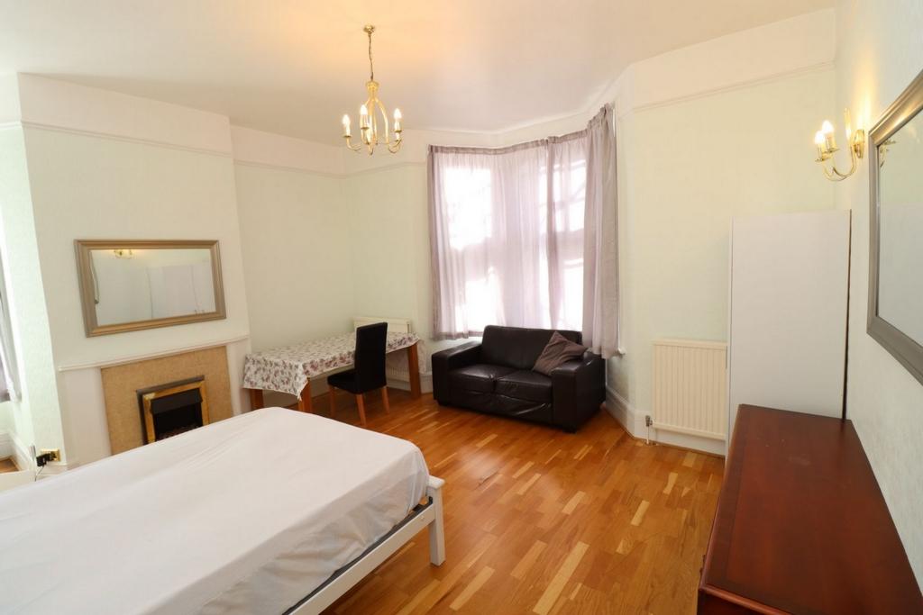 accommodation/uk/large-double-bedroom-close-to-finchley-road-frognal-overground/bedroom-double-bedroom-room-4-04072023_612893_0.jpg
