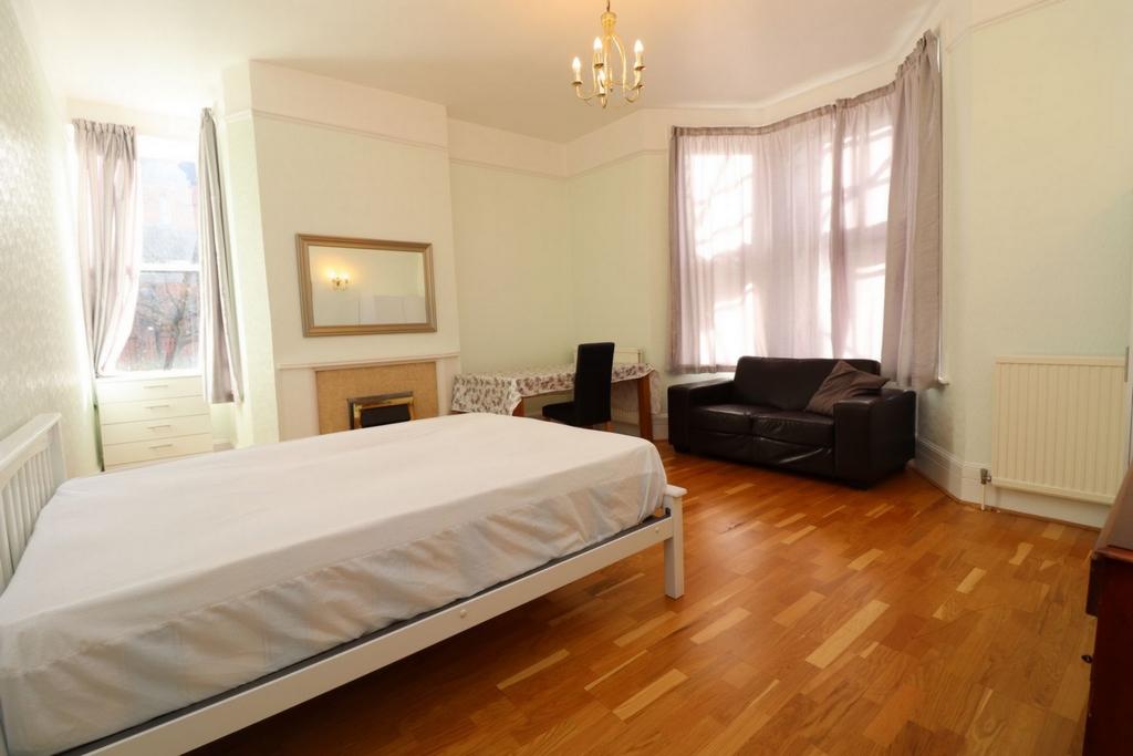 accommodation/uk/large-double-bedroom-close-to-finchley-road-frognal-overground/bedroom-double-bedroom-room-4-04072023_612893_1.jpg