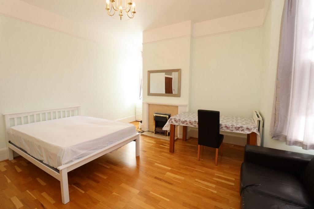 accommodation/uk/large-double-bedroom-close-to-finchley-road-frognal-overground/bedroom-double-bedroom-room-4-04072023_612893_2.jpg