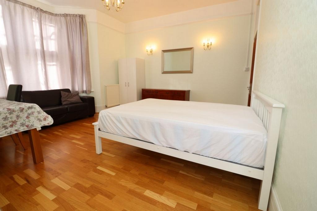 accommodation/uk/large-double-bedroom-close-to-finchley-road-frognal-overground/bedroom-double-bedroom-room-4-04072023_612893_3.jpg