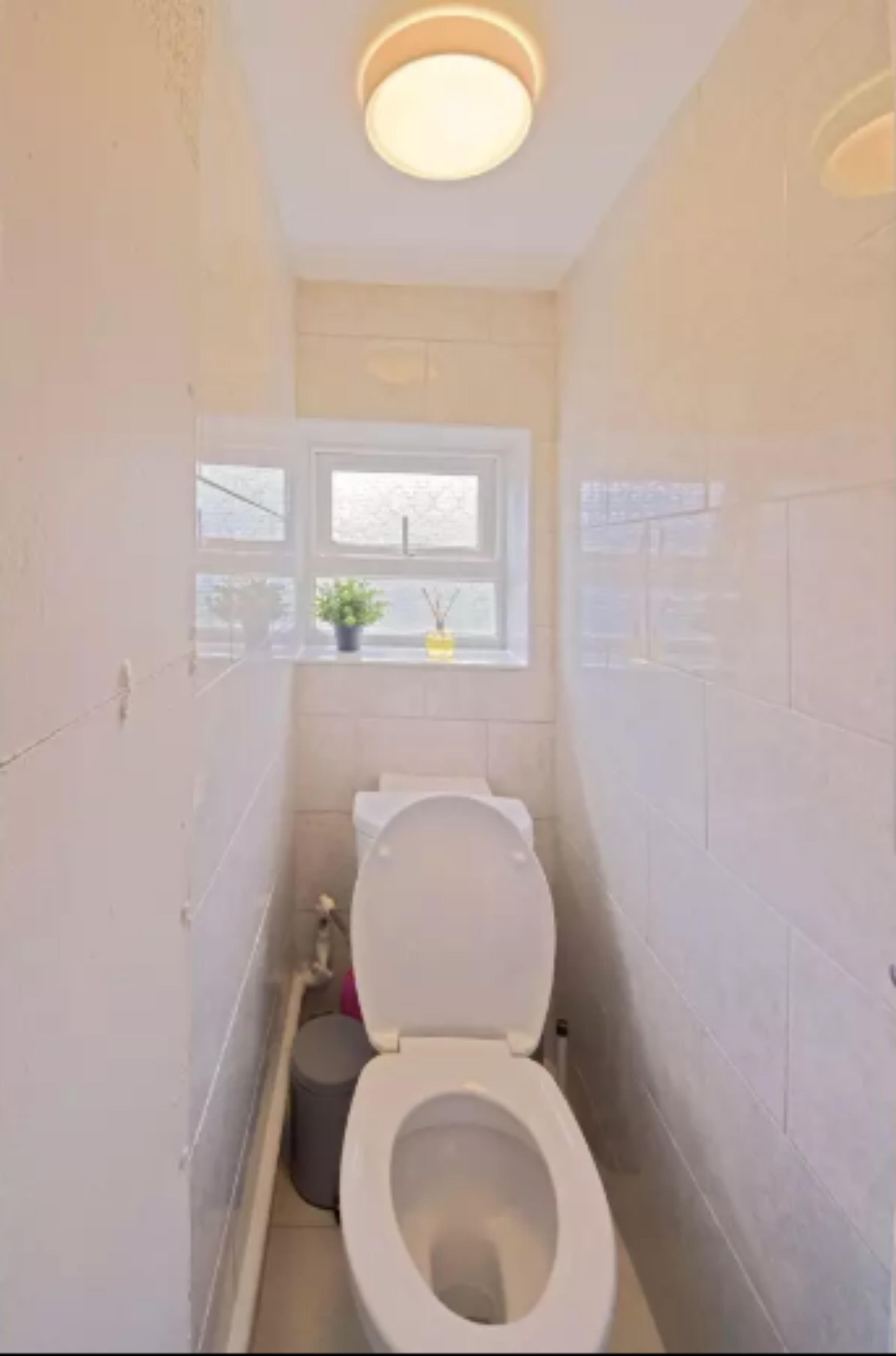 accommodation/uk/lovely-double-bedroom-close-to-columbia-road-flower-market/bathroom-wc-23102023_648179_5.jpg