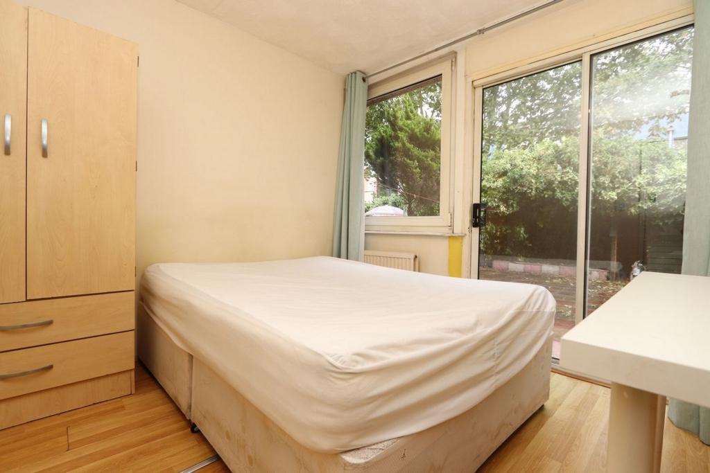 Luminous double bedroom near Royal Victoria Gardens - student accommodation in London - img_2