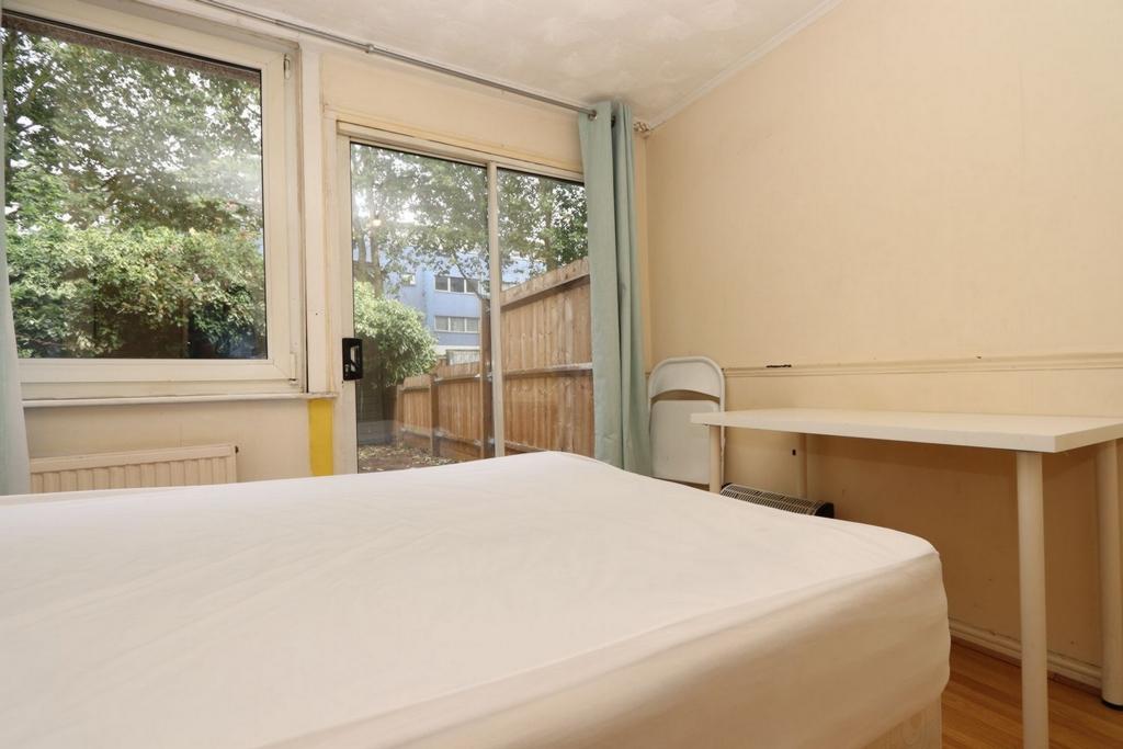 Luminous double bedroom near Royal Victoria Gardens - student accommodation in London - img_1