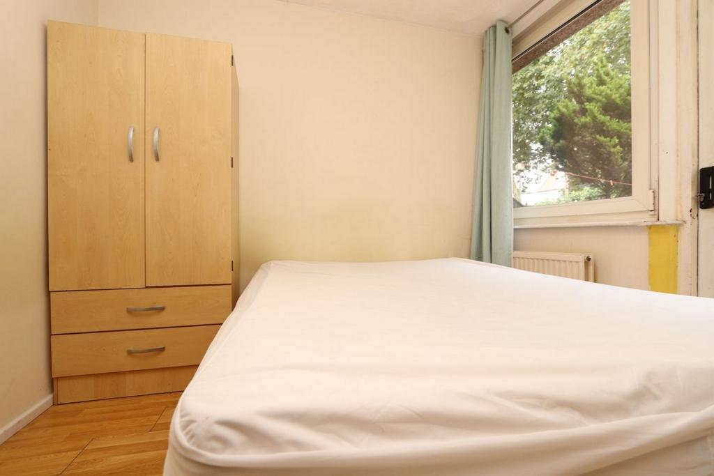 Luminous double bedroom near Royal Victoria Gardens - student accommodation in London - img_3