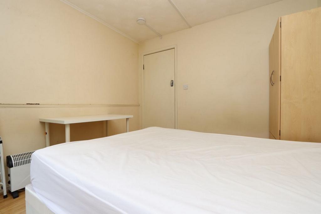 Luminous double bedroom near Royal Victoria Gardens - student accommodation in London - img_4