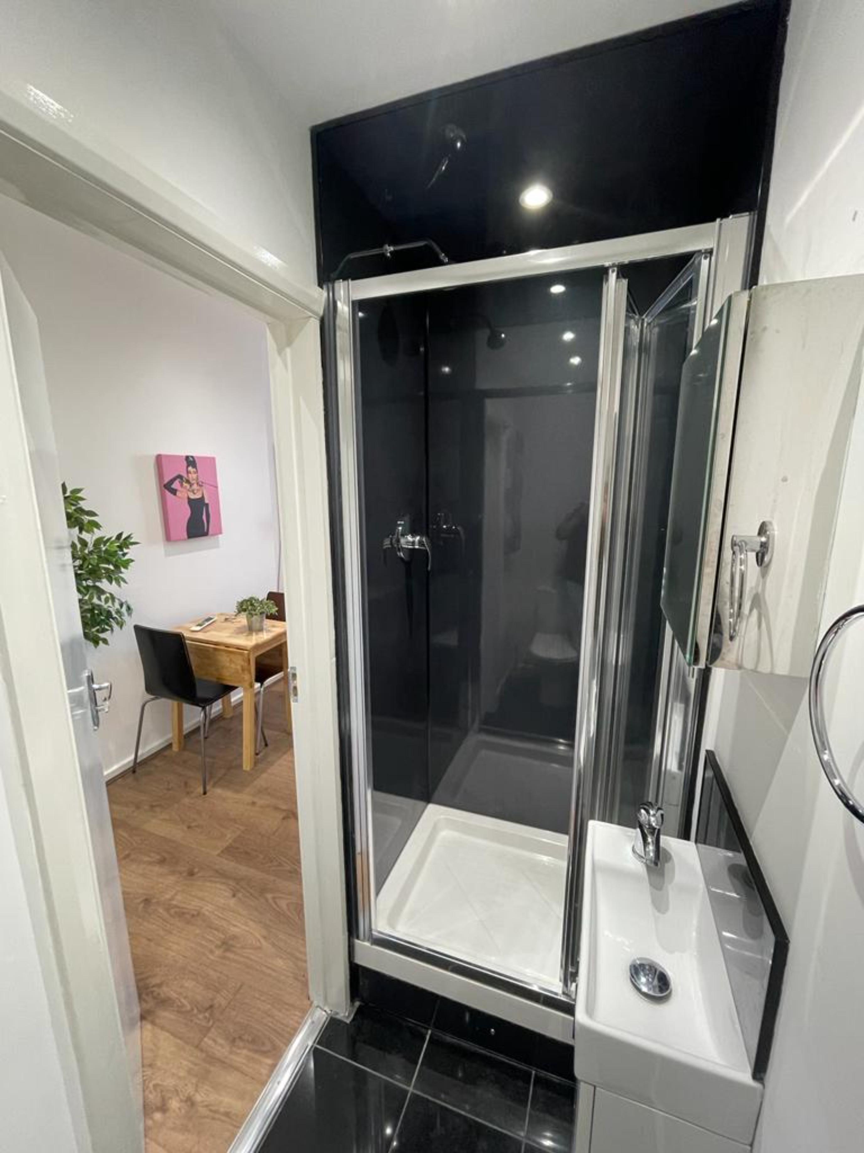 accommodation/uk/modern-studio-very-close-to-willesden-green-tube/bathroom-bathroom-23102024_737122_7.jpg
