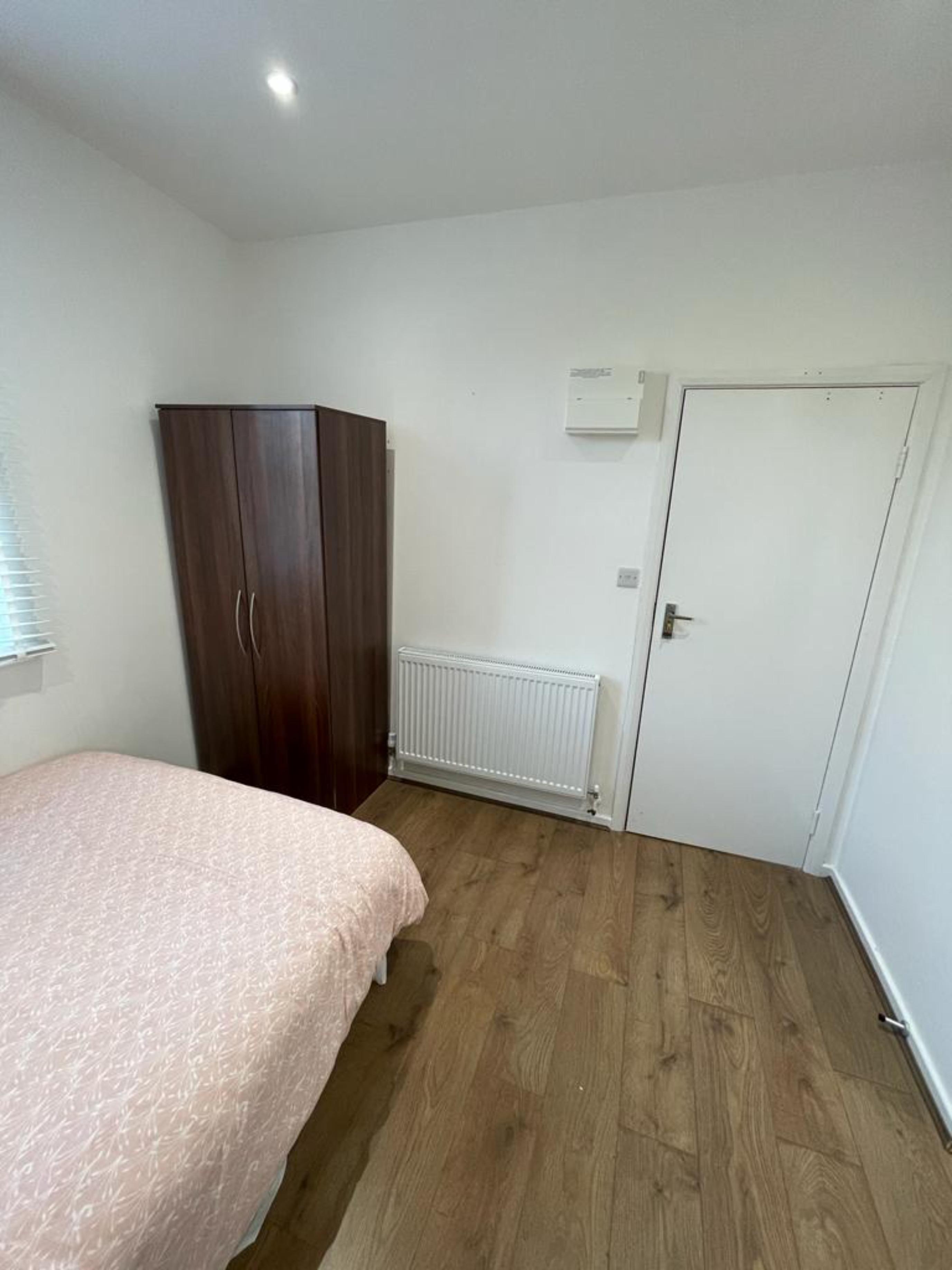 accommodation/uk/modern-studio-very-close-to-willesden-green-tube/bedroom-bedroom-area-23102024_737122_2.jpg