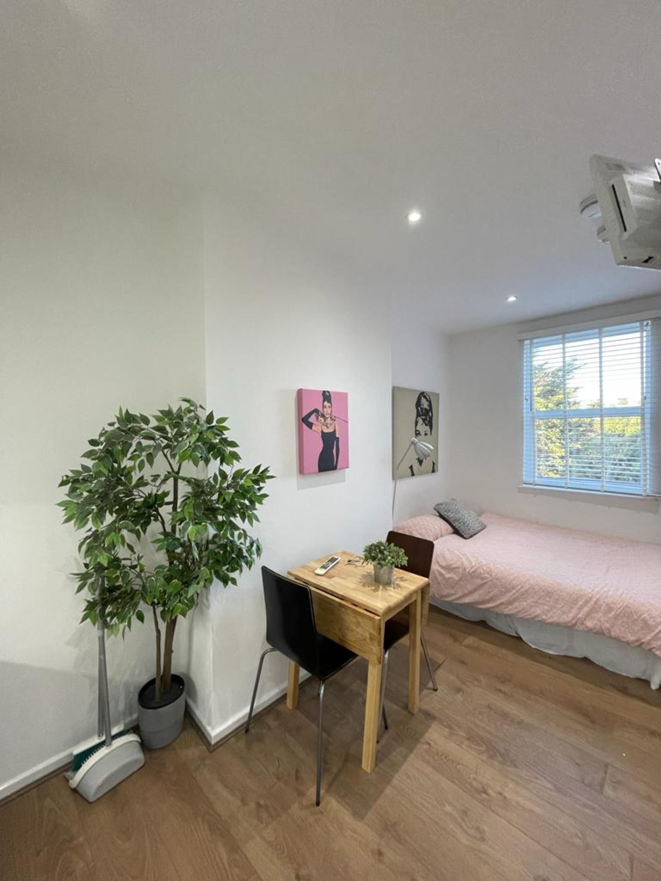 accommodation/uk/modern-studio-very-close-to-willesden-green-tube/bedroom-bedroom-area-23102024_737122_3.jpg