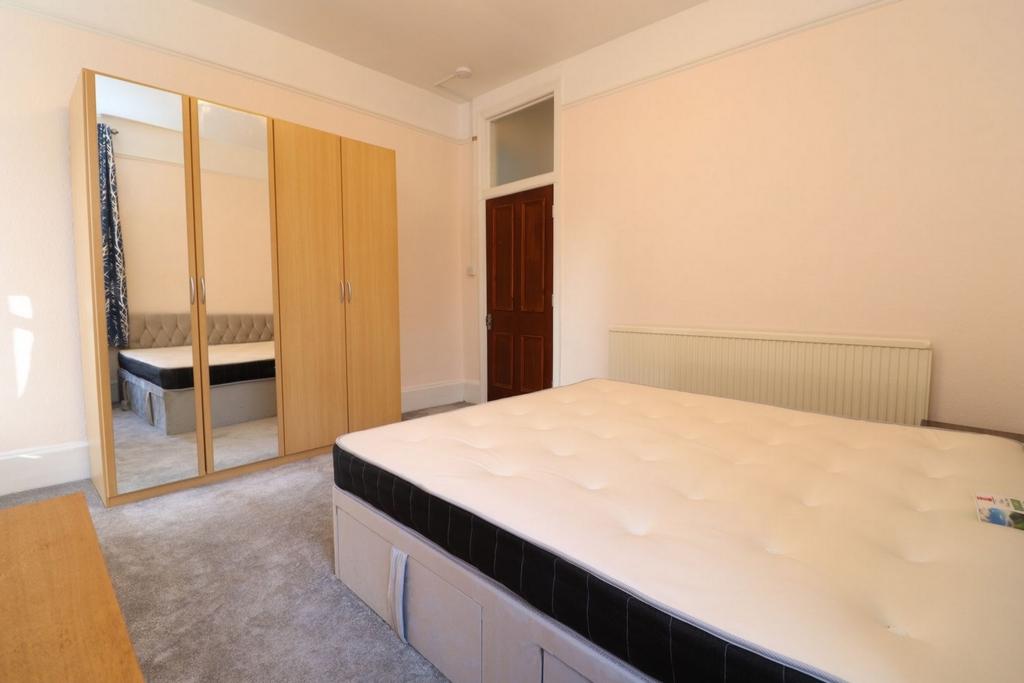 accommodation/uk/nice-double-bedroom-not-very-far-from-the-o2-centre/bedroom-double-bedroom-room-3-04072023_612892_2.jpg