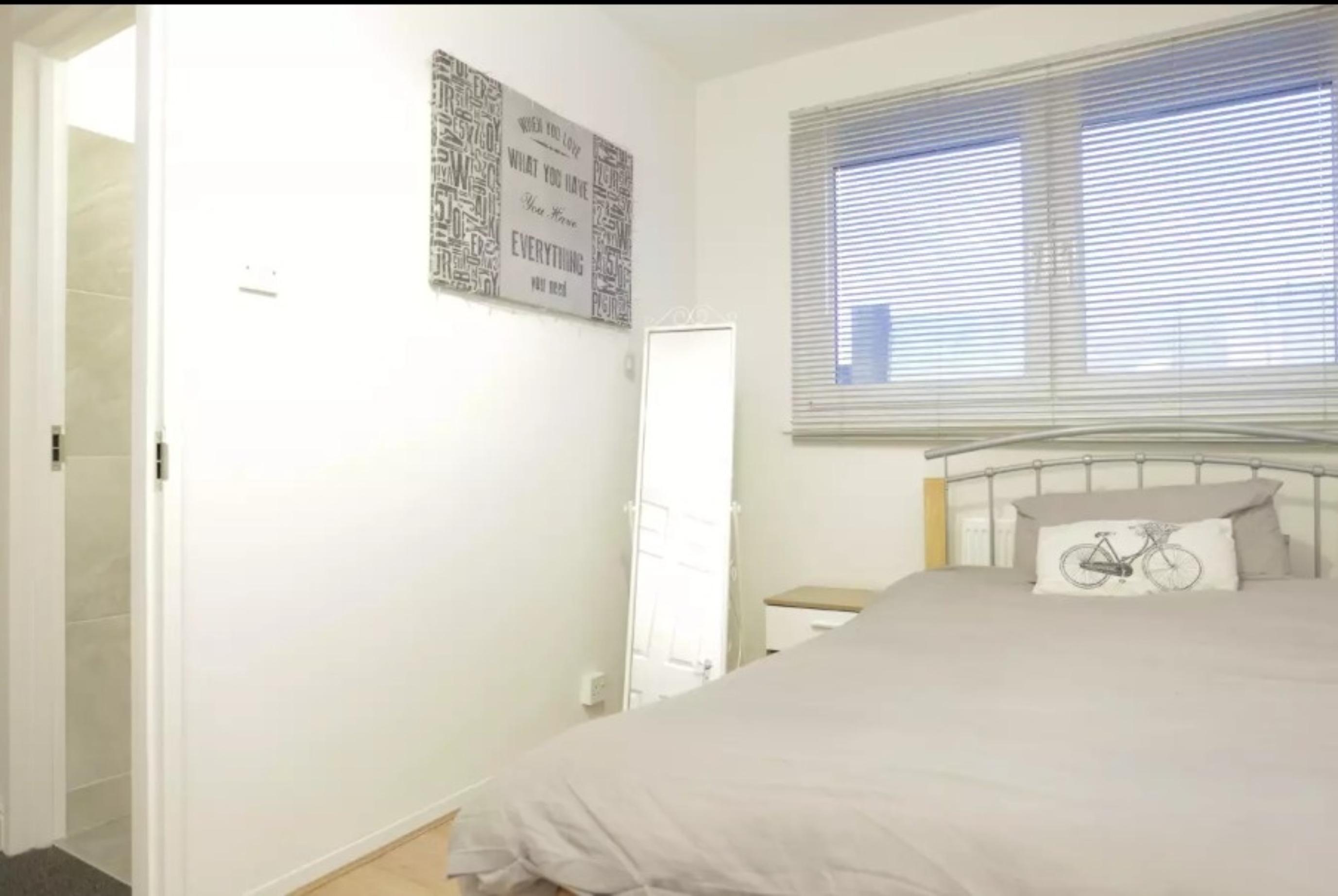 Pleasant double bedroom near the Limehouse DLR station - student accommodation in London - img_3