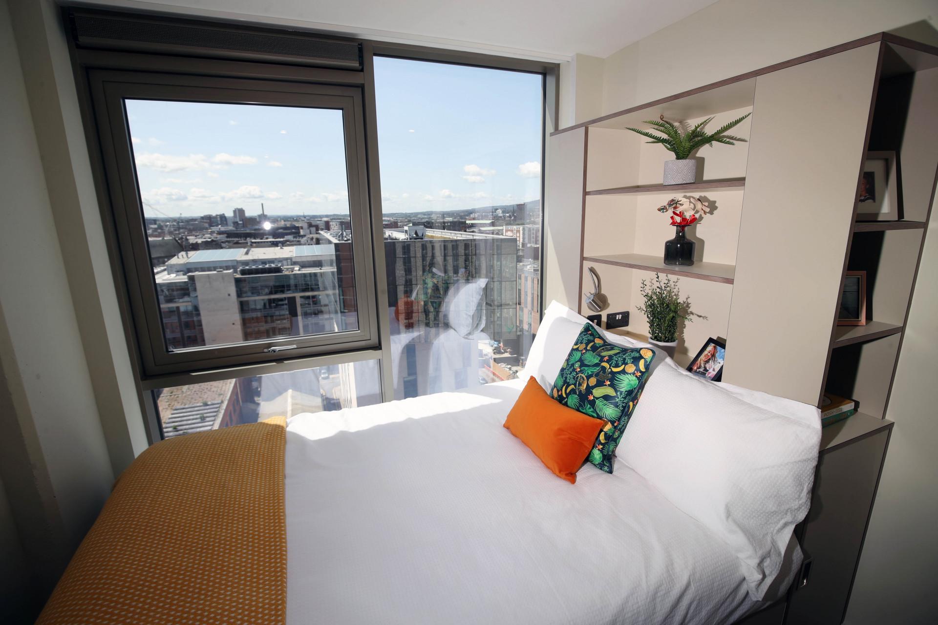 accommodation/uk/smart-double-ensuite-bedroom-in-a-residence-close-to-ulster-university/bedroom-silver-ensuite-21122022_544874_0.jpg