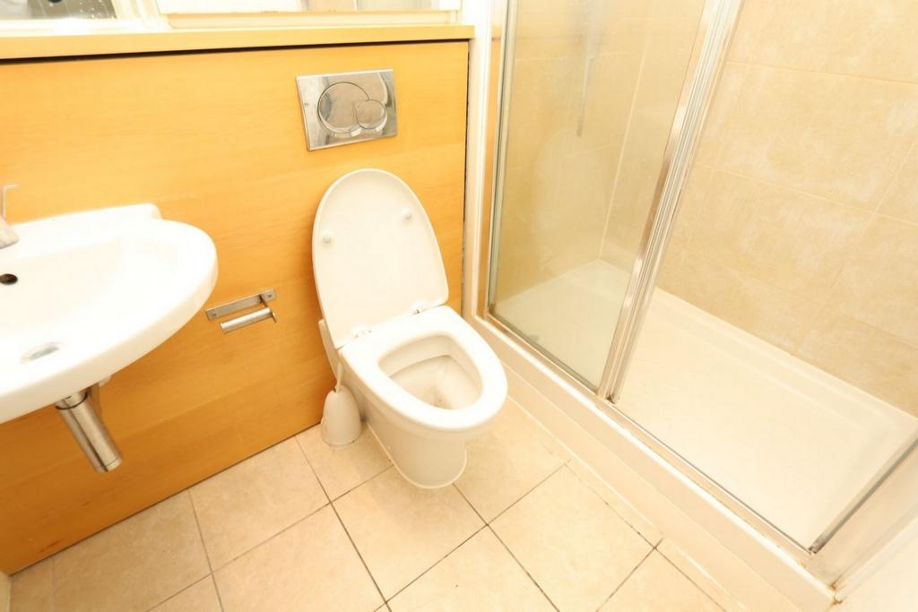 Bright double bedroom close to Westcombe Park train station student accommodation in London - img_1
