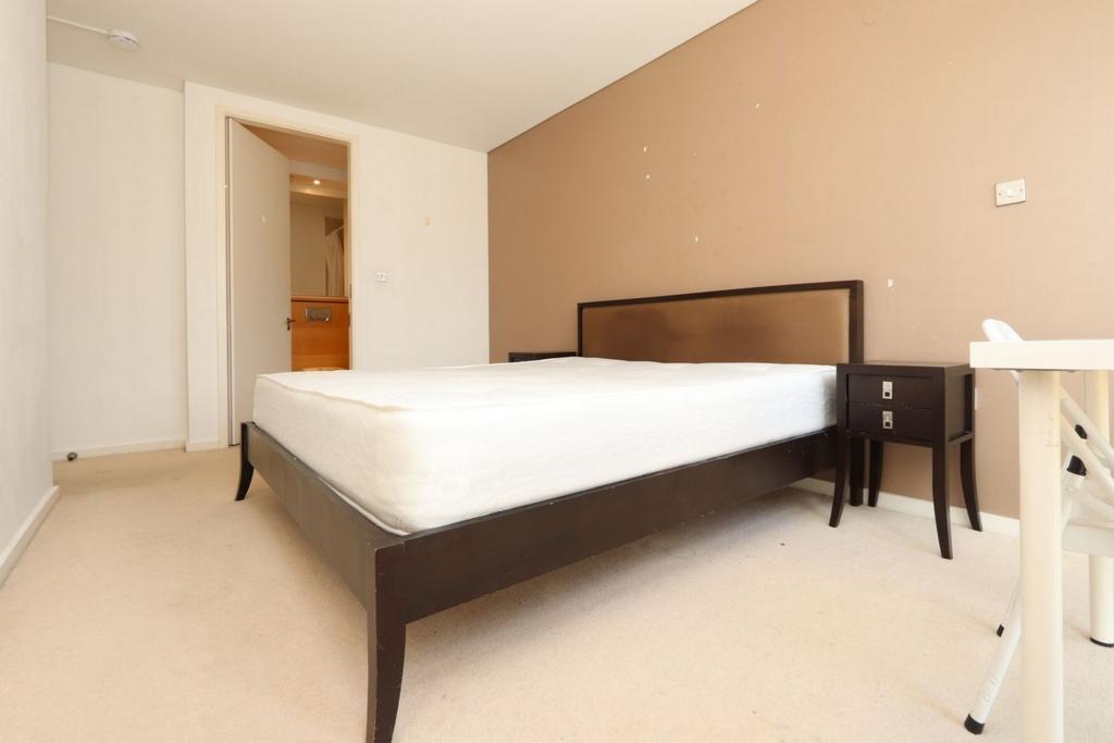 Bright double bedroom close to Westcombe Park train station student accommodation in London - img_3