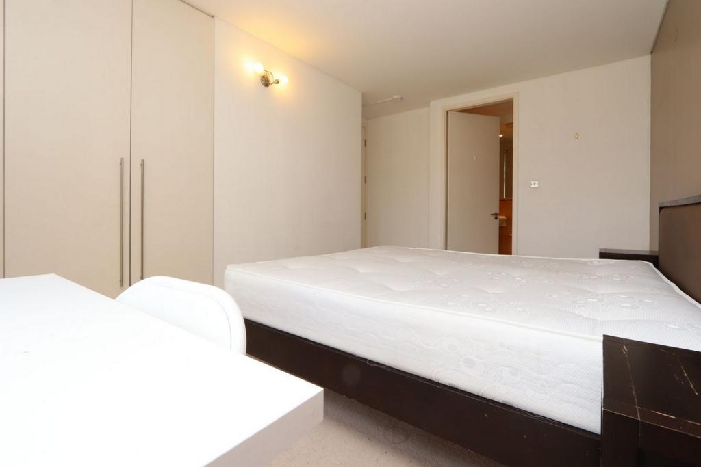 Bright double bedroom close to Westcombe Park train station student accommodation in London - img_4
