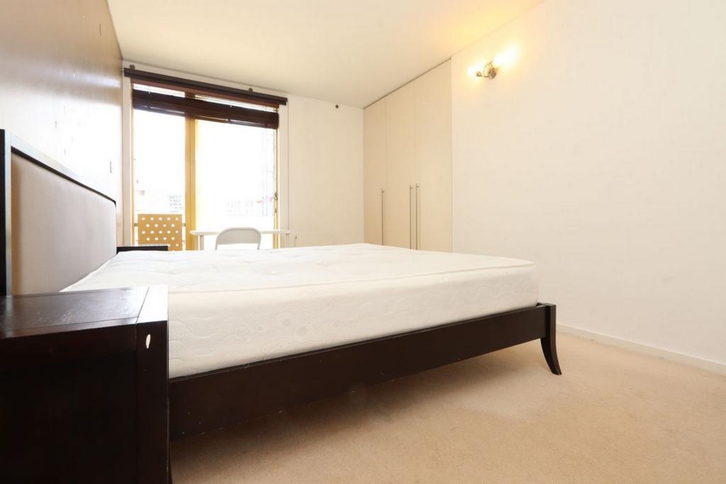 Bright double bedroom close to Westcombe Park train station student accommodation in London - img_5