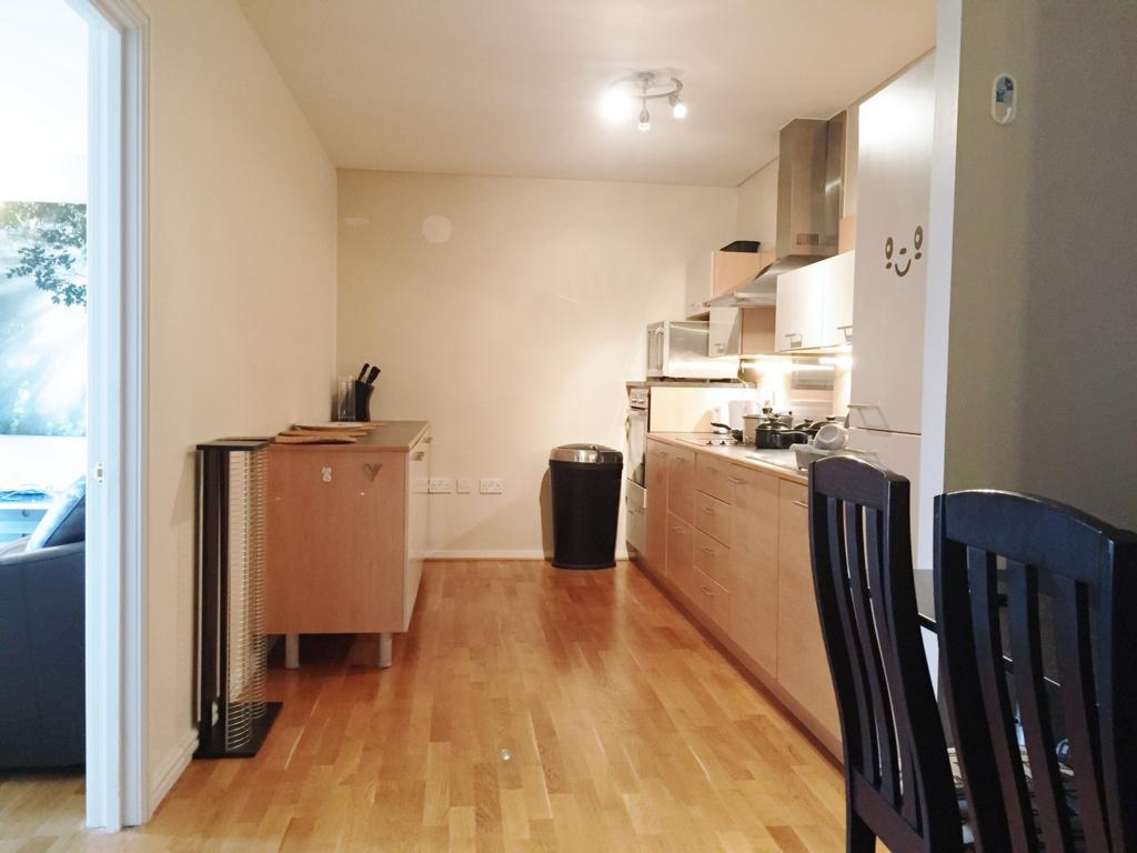 Bright double bedroom close to Westcombe Park train station student accommodation in London - img_8