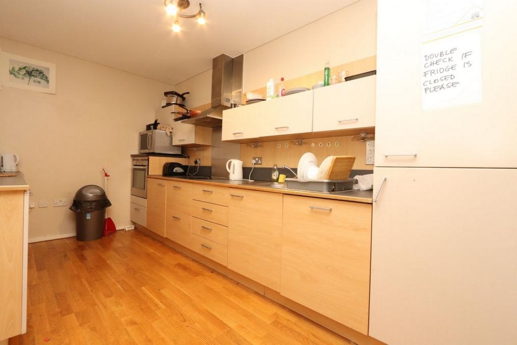 Bright double bedroom close to Westcombe Park train station student accommodation in London - img_9