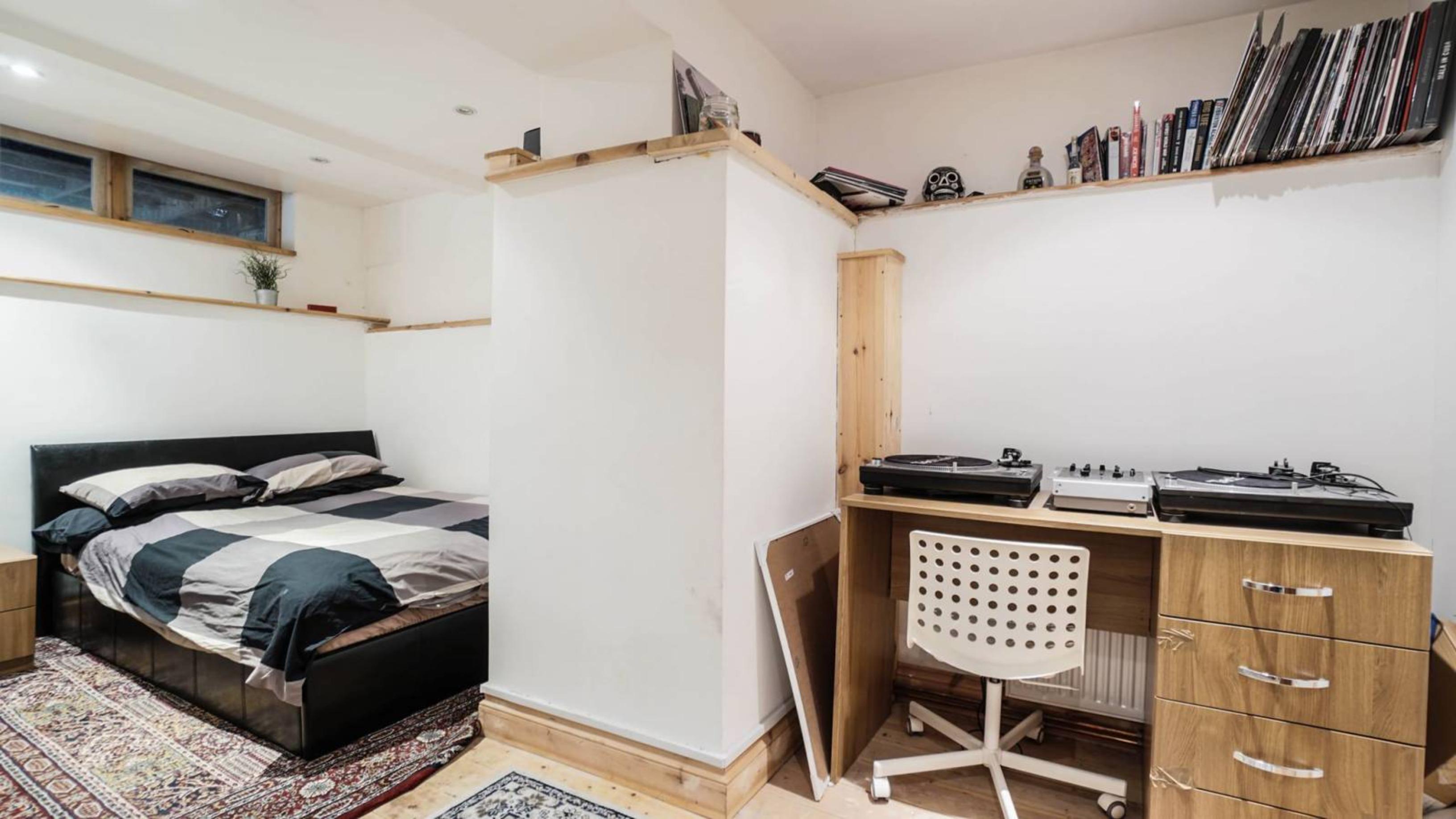 Snug double bedroom in Hackney - student accommodation in London - img_5