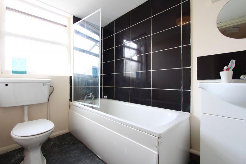 Snug double bedroom near Kilburn Tube - student accommodation in London - img_2