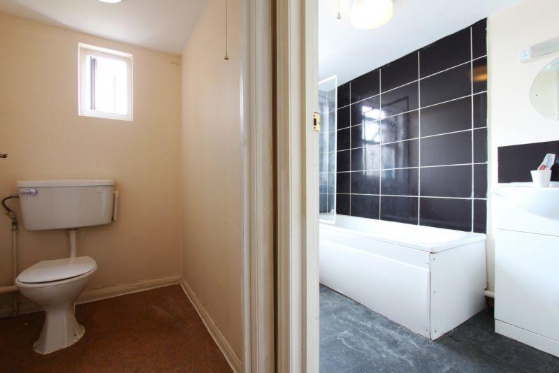 Snug double bedroom near Kilburn Tube - student accommodation in London - img_3