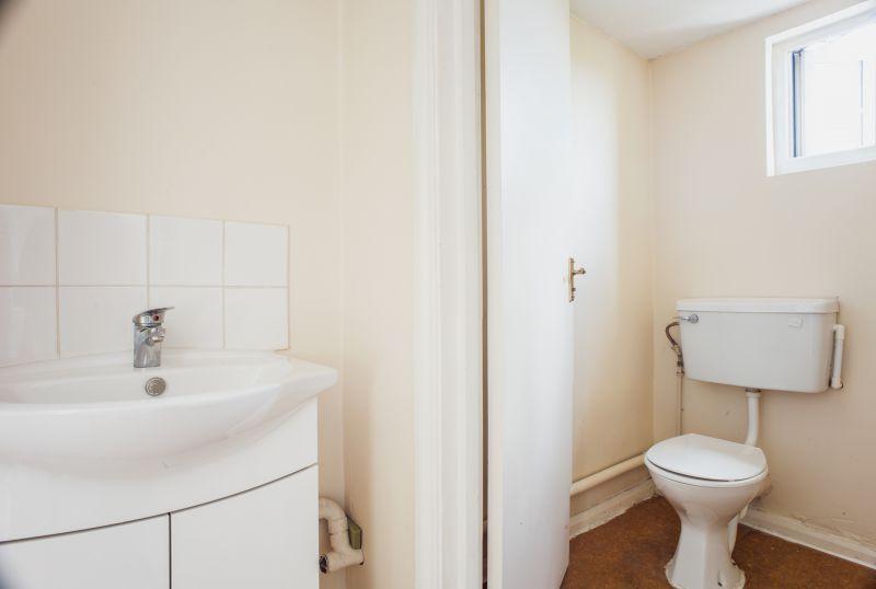 Snug double bedroom near Kilburn Tube - student accommodation in London - img_4