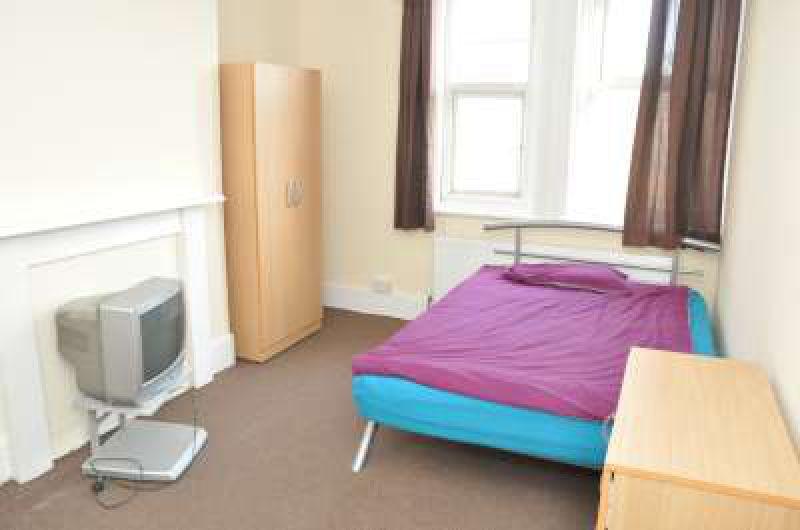 Snug double bedroom near Kilburn Tube - student accommodation in London - img_7