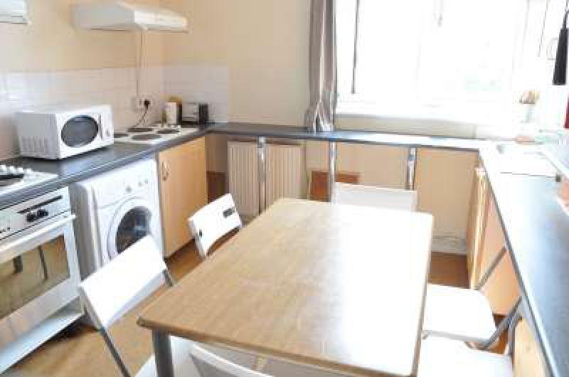 Snug double bedroom near Kilburn Tube - student accommodation in London - img_8