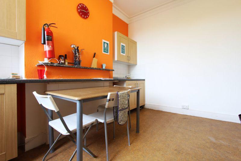 Snug double bedroom near Kilburn Tube - student accommodation in London - img_12