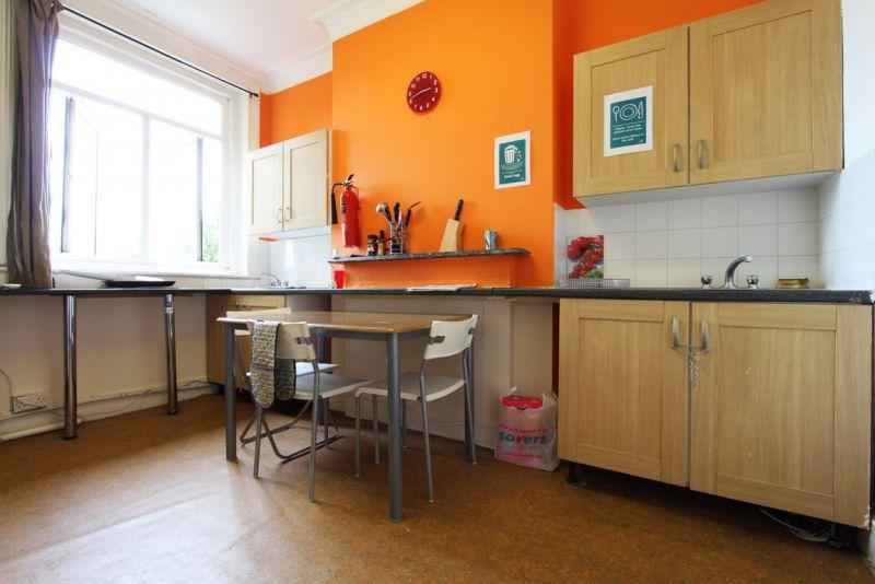 Snug double bedroom near Kilburn Tube - student accommodation in London - img_13