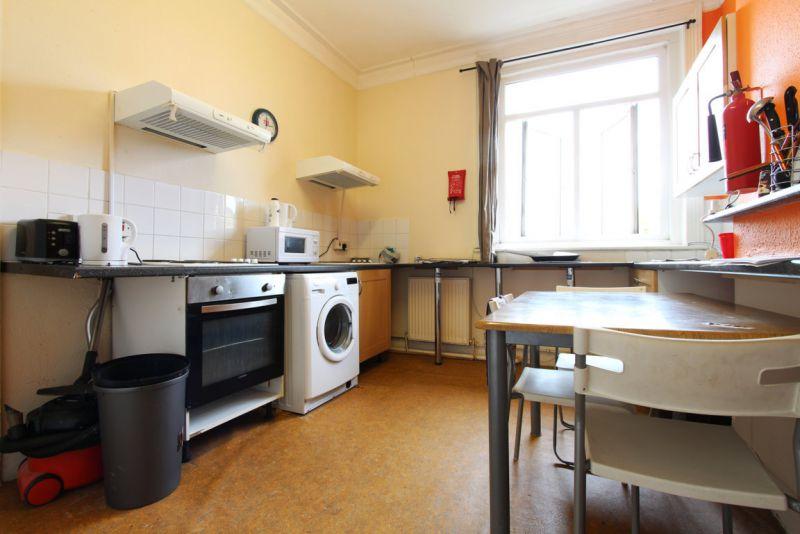 Snug double bedroom near Kilburn Tube - student accommodation in London - img_14