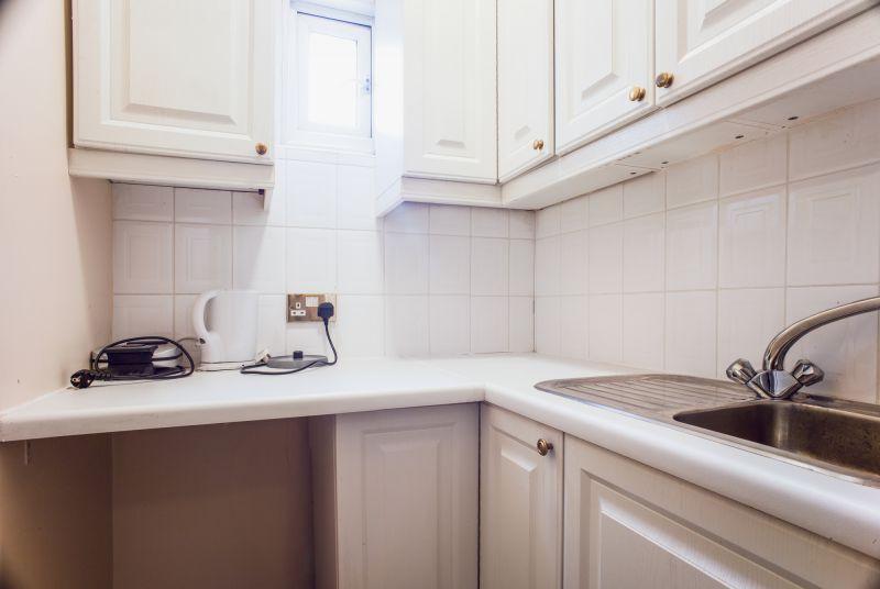 Snug double bedroom near Kilburn Tube - student accommodation in London - img_15