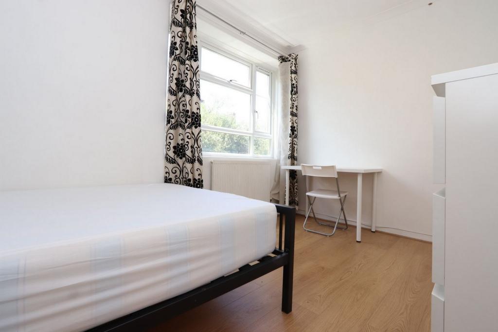 Sunny double bedroom not far from the Westfield London Shopping Centre - student accommodation in London - img_4