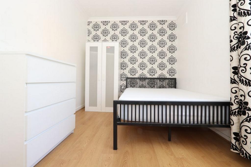 Sunny double bedroom not far from the Westfield London Shopping Centre - student accommodation in London - img_6
