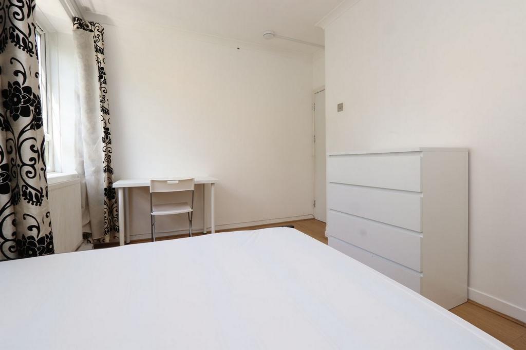 Sunny double bedroom not far from the Westfield London Shopping Centre - student accommodation in London - img_2