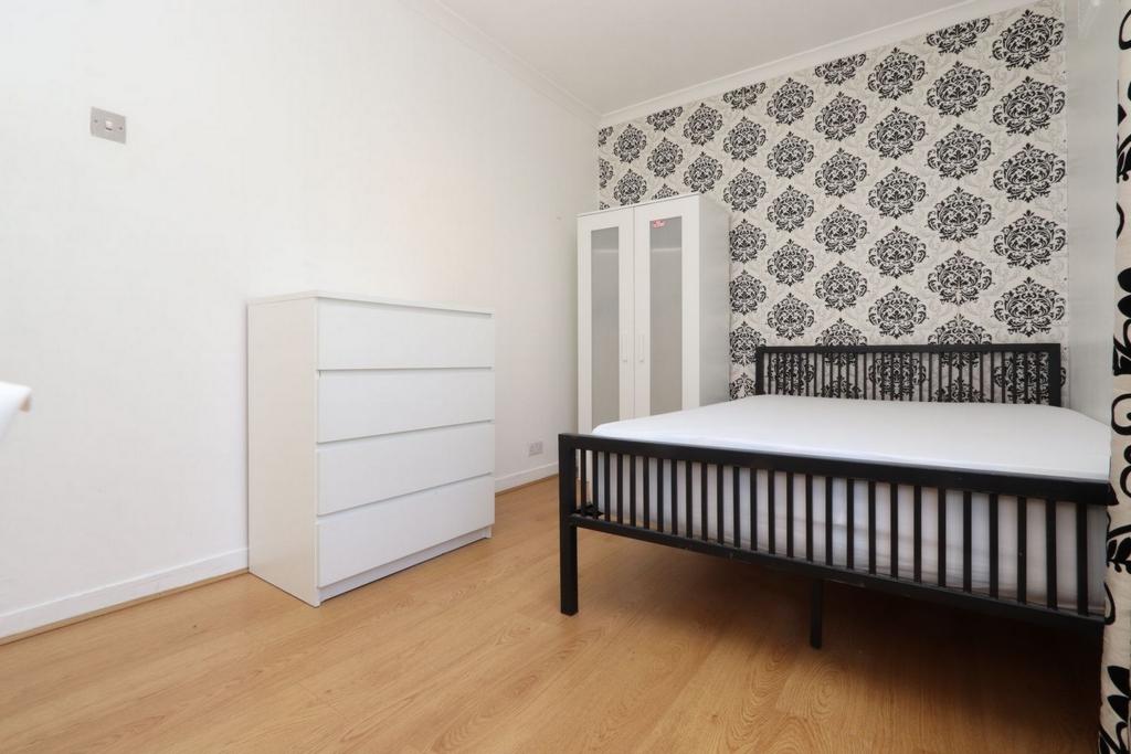Sunny double bedroom not far from the Westfield London Shopping Centre - student accommodation in London - img_5