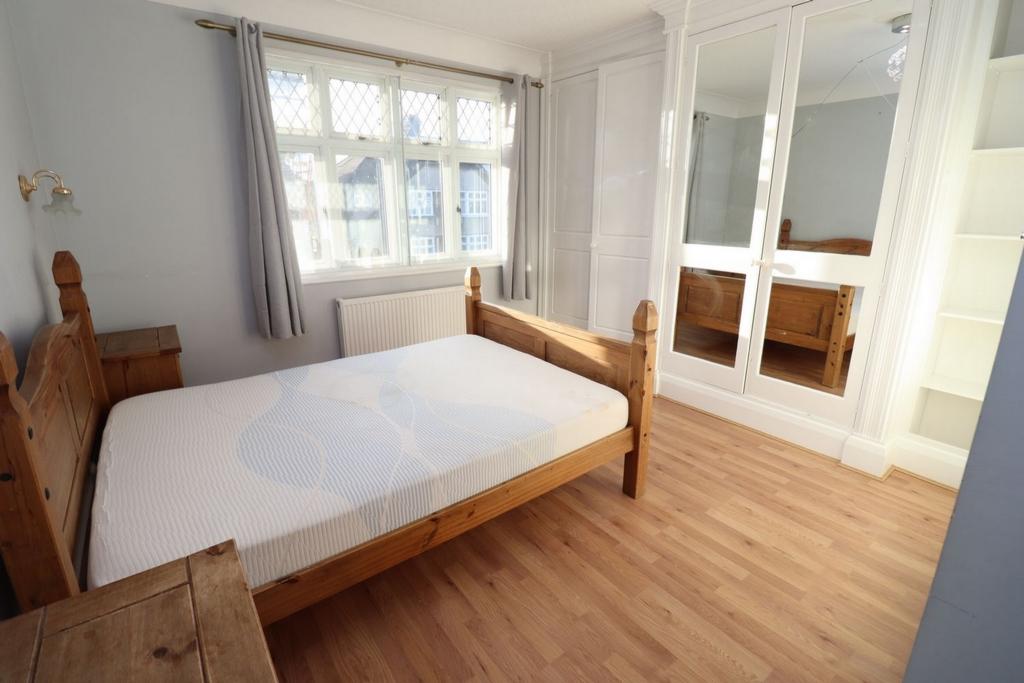 Welcoming bedroom in a shared flat in Richmond - student accommodation in London - img_4