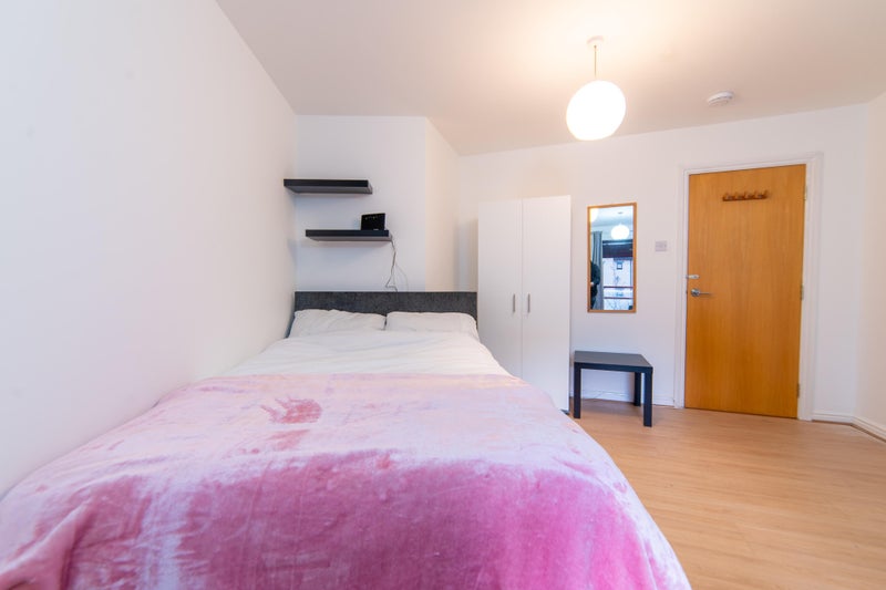 V Blackwall - Large Double With Balcony - student accommodation in Blackwall - img_2